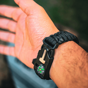 Pulsera de Paracord en mano