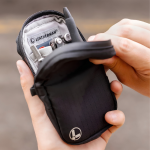 Interior de la funda Leatherman Tool Pouch con accesorios